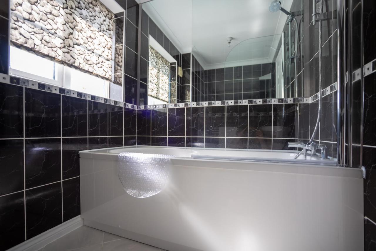 Hereford - Finch House - Modern 4 Bedroom House Located In South Hereford, Dog Friendly With Nearby Countryside, Pool Table, Sleeps Up To 10 Guests - Hosted By Rentmyhouse Extérieur photo